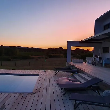 Contemporary Lake-view 빌라 카르카손